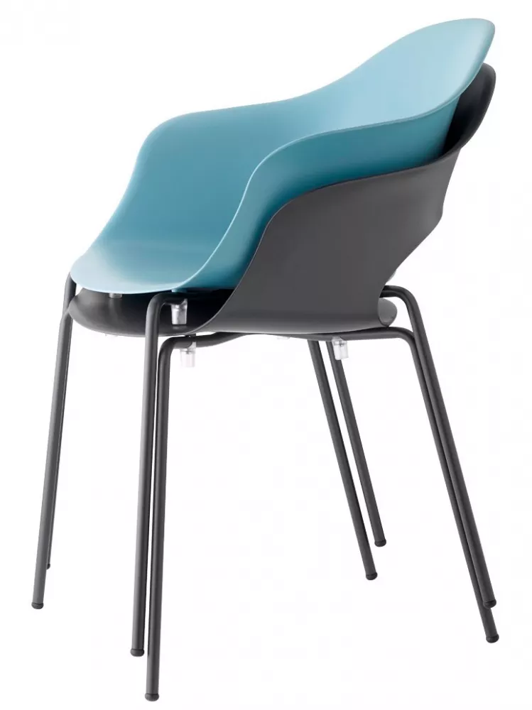 Итальянский пластиковый стул на металлическом каркасе Итальянский пластиковый стул на металлическом каркасе