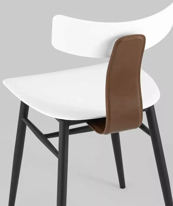 Стулья металлические с пластиковыми сидениями белыми