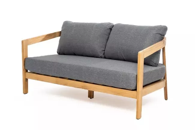 Деревянный диван из массива тика 2-х местный с подушками