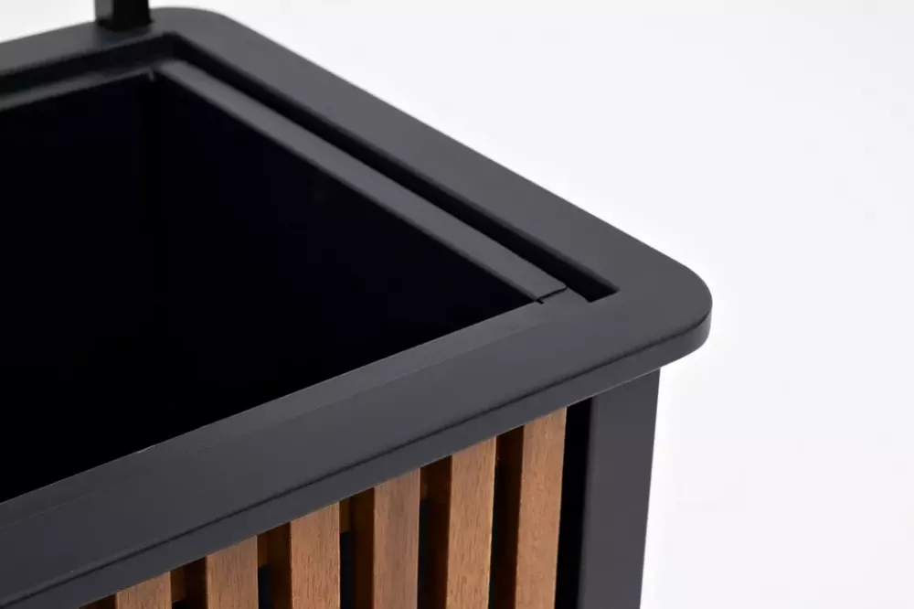 Деревянное кашпо из акации и алюминия со стойкой-решеткой Деревянное кашпо из акации и алюминия со стойкой-решеткой