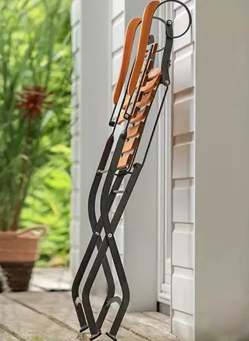 Складной стул с подлокотниками из акации на металлокаркасе Складной стул с подлокотниками из акации на металлокаркасе