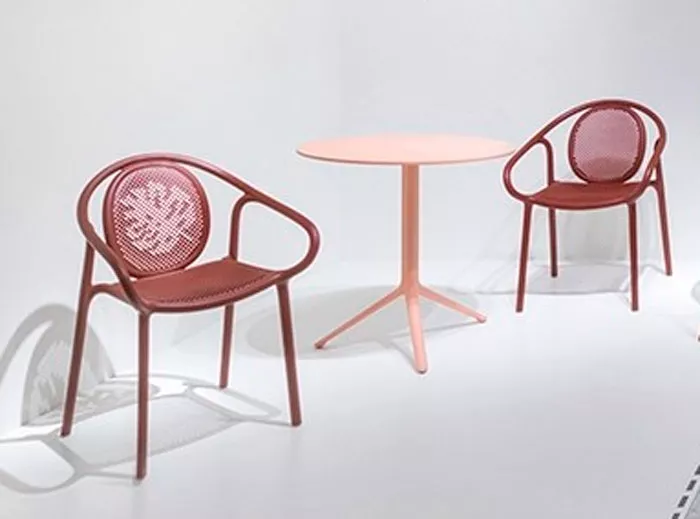 Стильное пластиковое кресло, штабелируются Италия, красное Стильное пластиковое кресло, штабелируются Италия, красное