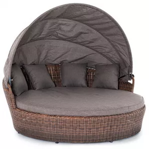 Деревянный лежак из массива акации для дачи