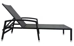 Плетеный шезлонг из искусственного ротанга для бассейна