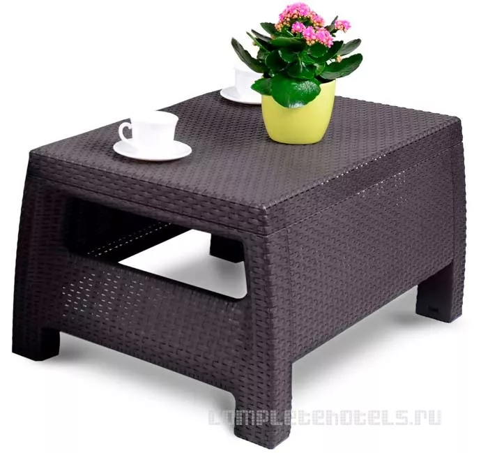 Журнальный пластиковый стол с имитацией ротанга