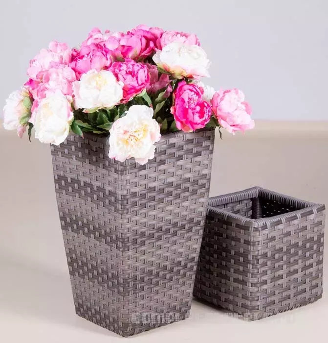 Кашпо с рисунком из ротанга